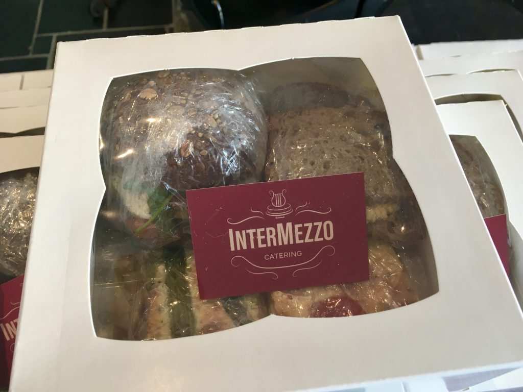 lunchbol mozzarella | gegrilde groente, sandwich huisgemaakte eiersalade, quiches