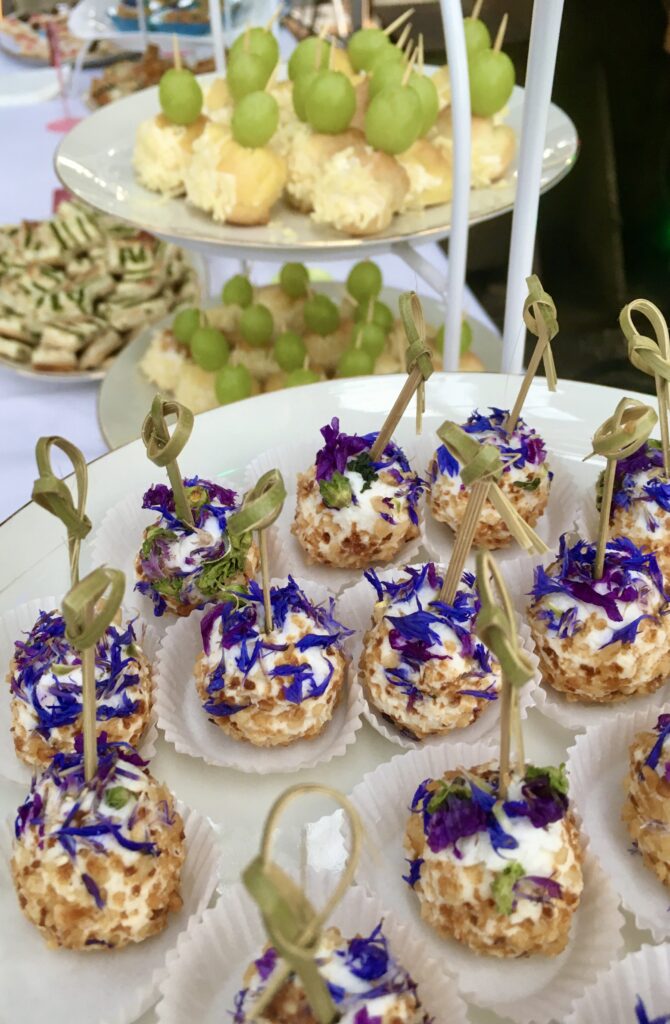 hartige hapjes voor 65 personen.
gevulde geitenkaas bonbons, kaassoesjes