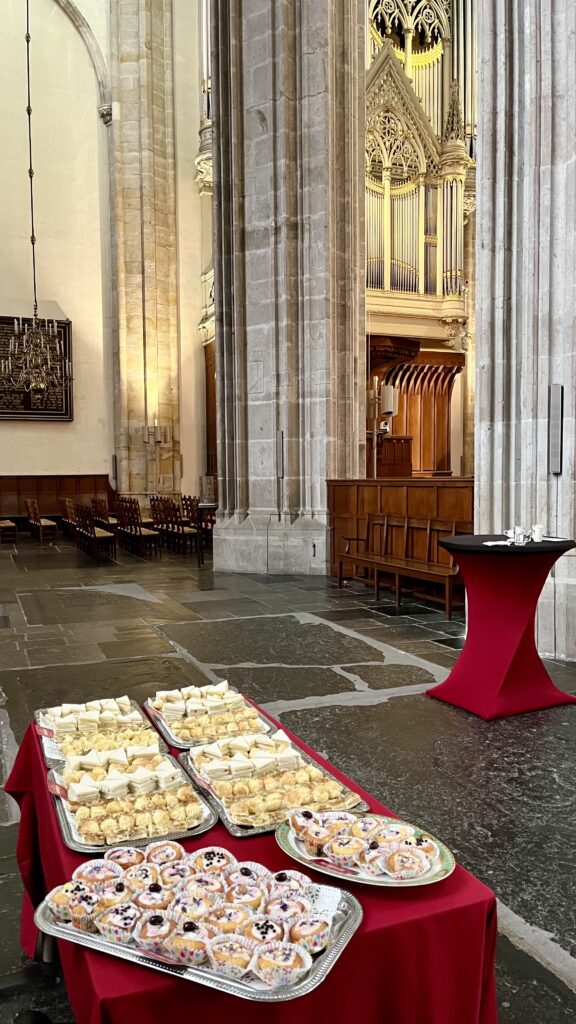 borrelhapjes en verjaardagscakejes voor 80 p in de Domkerk te Utrecht