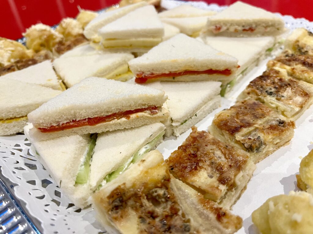 borrelhapjes met o.a. mini sandwiches