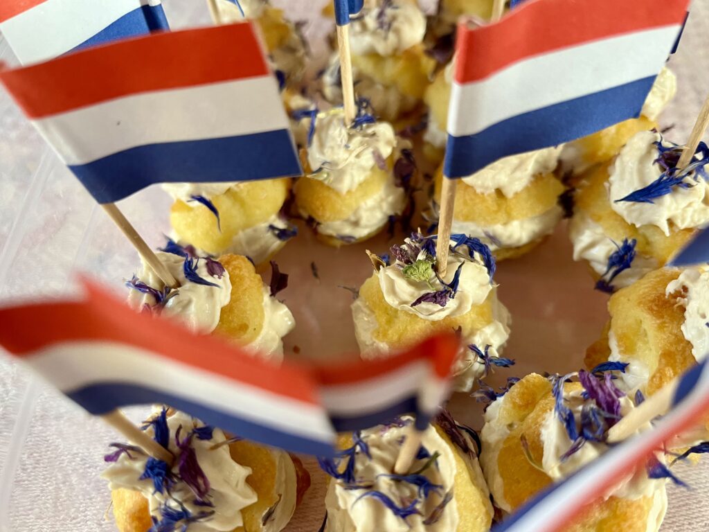 gevulde huisgemaakte soesjes met geitenkaas en huisgemaakte aardbeien|rabarber jam