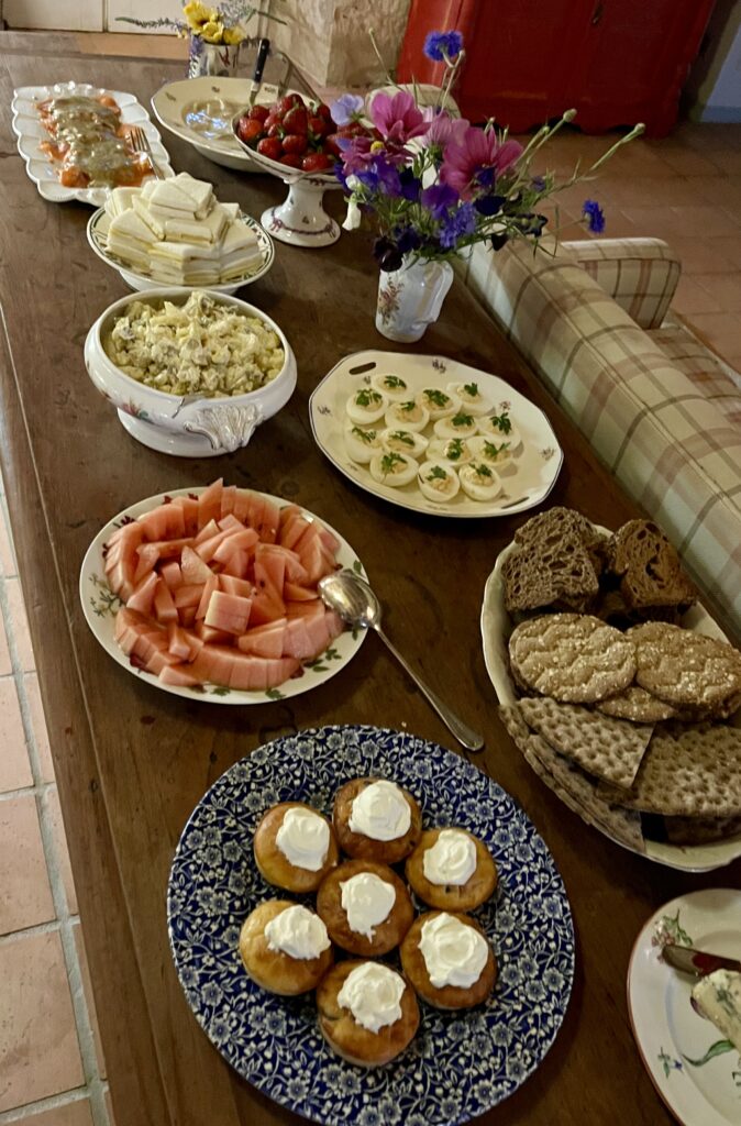 Zweeds midzomernachtbuffet met o.a gevulde eieren, aardappelsalade, aardbeien, zalm en haring in mosterdsaus (senapsil)